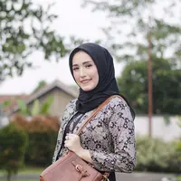 Hindari mata kantuk dengan eye makeup simpel ala istri Pasha 'Ungu' ini. (Sumber foto: adeliapasha/instagram)