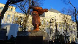 Pekerja kota membongkar monumen era Soviet untuk pilot Rusia Valery Chkalov di Kyiv, Ukraina, 8 Februari 2023. Ukraina mempercepat upaya untuk menghapus sisa-sisa pengaruh Soviet dan Rusia selama berabad-abad dari ruang publik dengan merobohkan monumen dan mengganti nama ratusan jalan untuk menghormati seniman, penyair, kepala militer, dan pemimpin kemerdekaan yang tumbuh di dalam negeri. (AP Photo/Efrem Lukatsky)