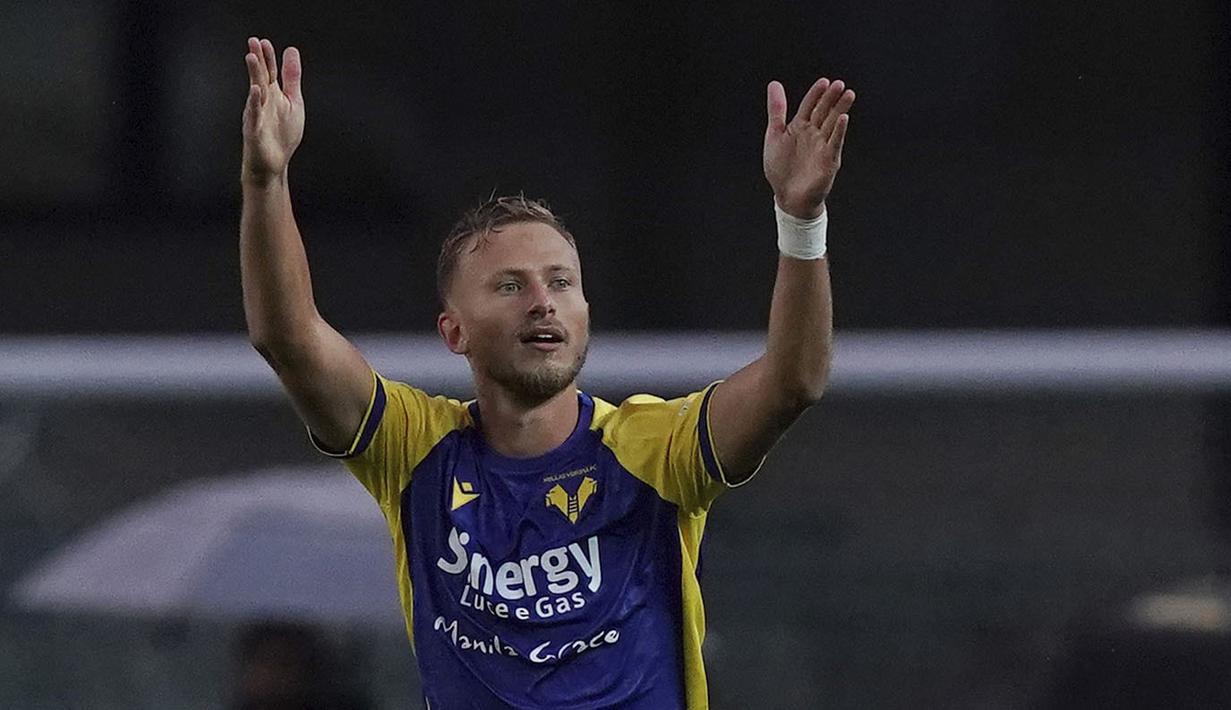 Namun, secara mengejutkan Hellas Verona mampu samakan kedudukan lewat Antonin Barak di menit ke-49, bahkan balikkan kedaan menjadi 2-1 melalui Gianluca Caprari pada menit ke-54. (LaPresse via AP/Spada)