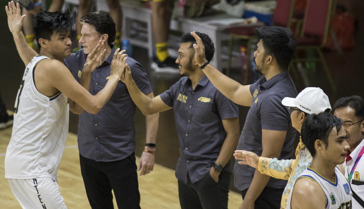 Para pebasket Banten bersama tim pelatih merayakan kemenangan atas Jawa Tengah pada laga final Pomnas XVI 2019 di GOR Soemantri Brodjonegoro, Jakarta, Selasa (24/9). Banten menang 90-68 atas Jateng. (Bola.com/Vitalis Yogi Trisna)