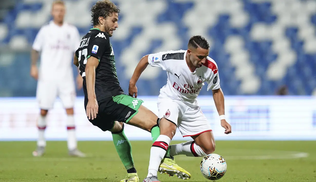 Gelandang AC Milan, Ismael Bennacer, berebut bola dengan pemain Sassuolo pada laga lanjutan Serie A pekan ke-35 di Mapei Stadium, Rabu (22/7/2020) dini hari WIB. AC Milan menang 2-1 atas Sassuolo.(Spada/LaPresse via AP)