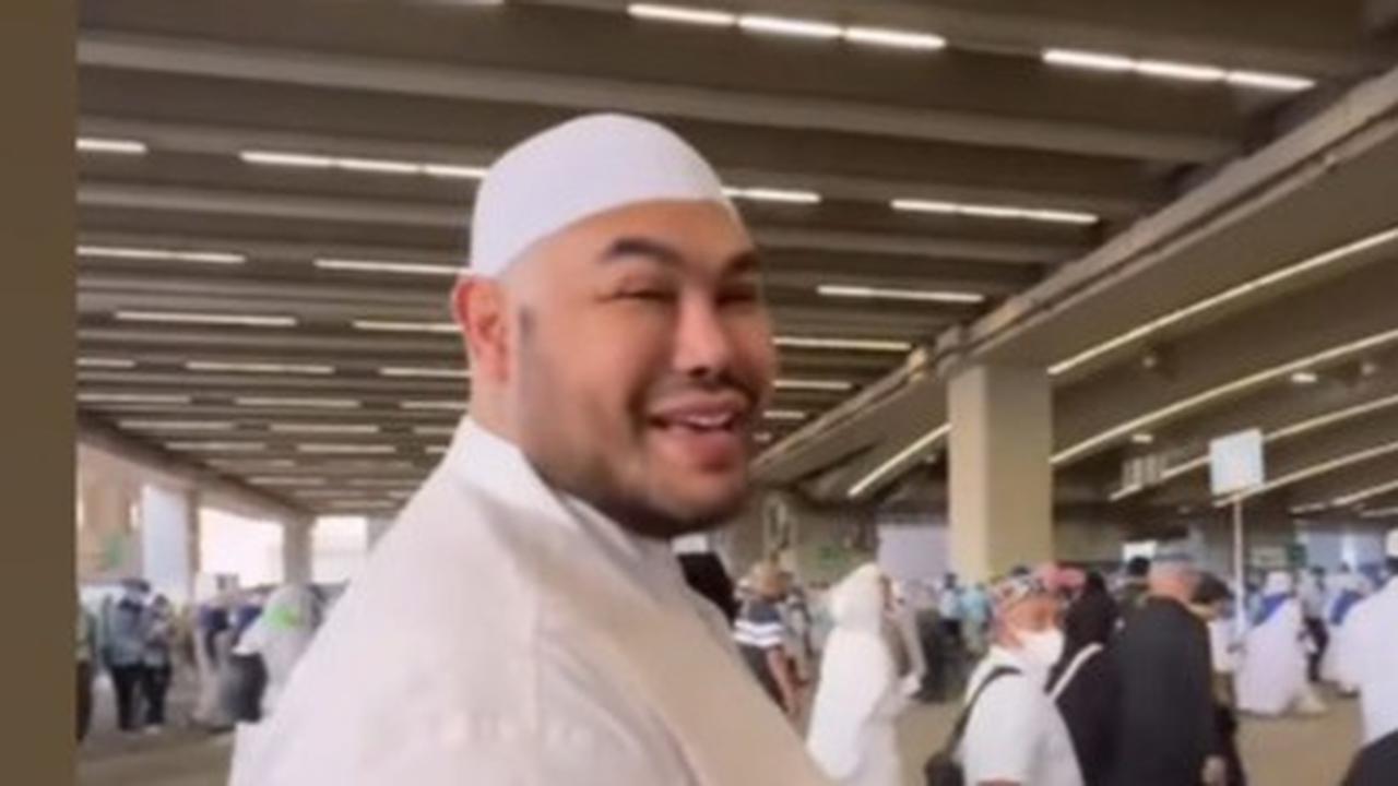 7 Potret Ivan Gunawan Jalan Kaki Menuju Jamarat untuk Lempar Jumrah, Langsung Diserbu Emak-Emak Jemaah Haji Indonesia Minta Foto Bareng