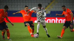 Pemain Manchester United Marcus Rashford (kedua kanan) menggiring bola melewati sejumlah pemain Istanbul Basaksehir pada pertandingan Grup H Liga Champions di Stadion Fatih Terim, Istanbul, Turki, Rabu (4/11/2020). Istanbul Basaksehir menang 2-1. (AP Photo)