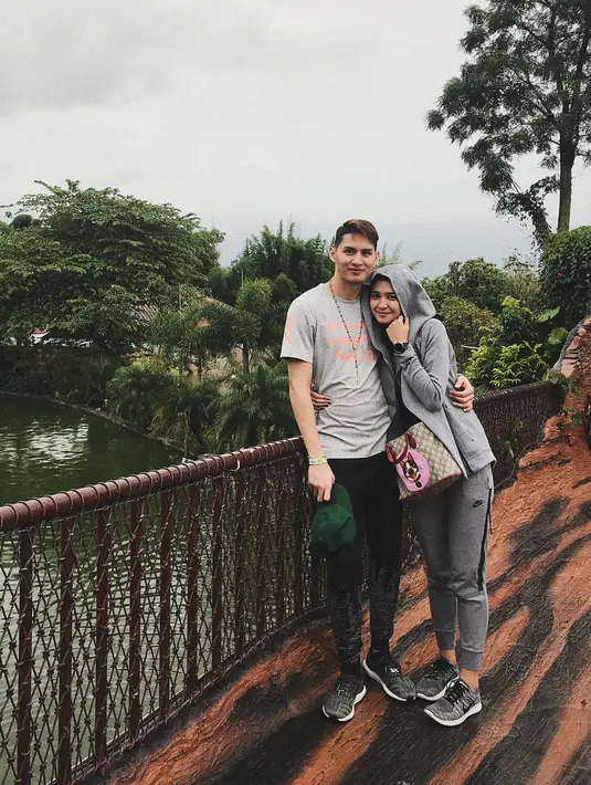 Melihat kemesraan Mikha Tambayong dan Daniel Wenas, warga net pun banyak mendoakan keduanya agar benar-benar berjodoh. Bahkan mereka juga seringkali didoakan untuk segera menikah.  (Instagram/miktambayong)