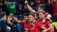 Pemain CSKA Moscow, Nikola Vlasic (tengah) bersama rekan setimnya merayakan gol ke gawang Real Madrid dalam laga Liga Champions di Stadion Luzhniki, Moskow, Rusia, Selasa (2/10). Gol Vlasic membawa CSKA Moscow mengalahkan Real Madrid. (Mladen ANTONOV/AFP)
