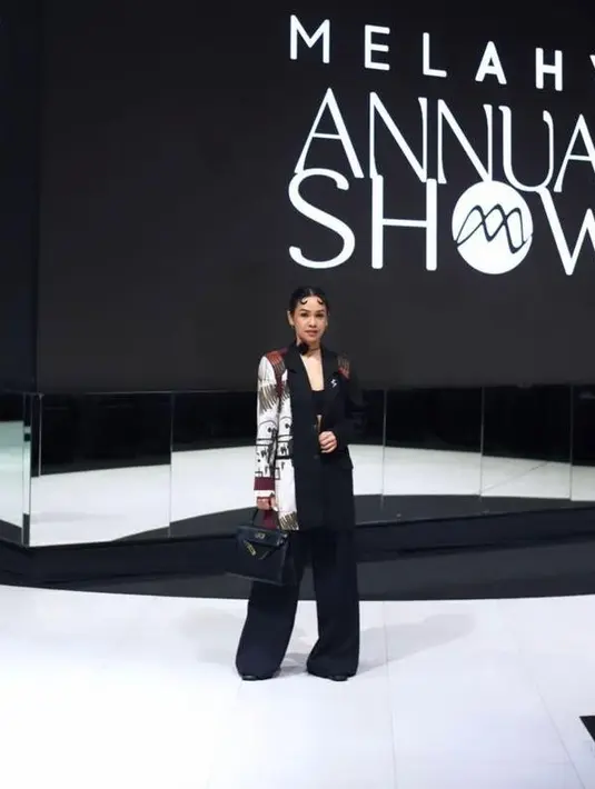 Kemudian Andien Aisyah yang tampil serba hitam mengenakan blazer, bra top, dan high waisted pants.  [Instagram/andienaisyah]