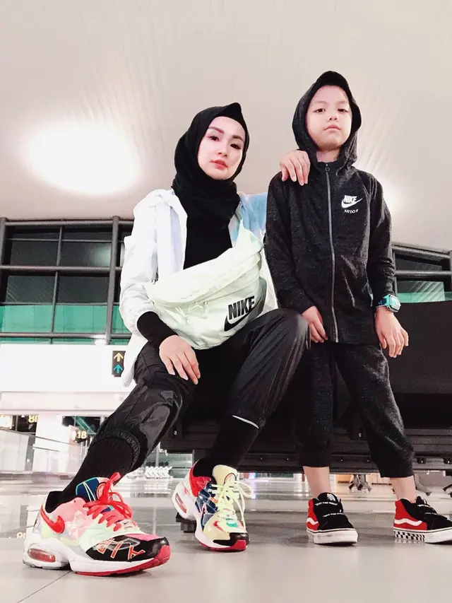 Tampil Tertutup dan Behijab, Ini 7 Gaya Sporty Soraya Larasati