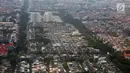 Pemandangan Kota Jakarta dilihat dari atas, Rabu (28/3). Wakil Gubernur DKI Jakarta Sandiaga Uno menyatakan bahwa Jakarta kekurangan 302.219 unit hunian. (Liputan6.com/Immanuel Antonius)