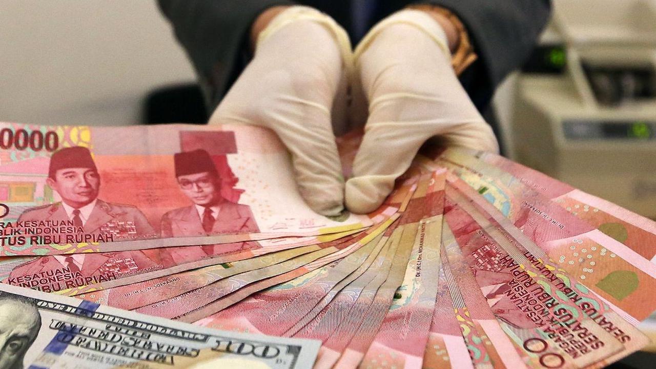 Emil menuturkan pelemahan rupiah sejak awal tahun ini lebih sedikit dibandingkan naiknya dolar.