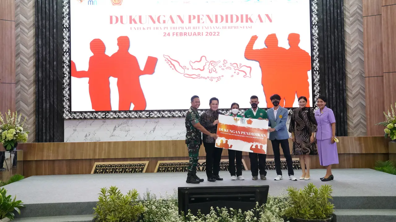 Menteri BUMN Erick Thohir memberikan bantuan dana pendidikan kepada 1.775 anak anggota TNI.