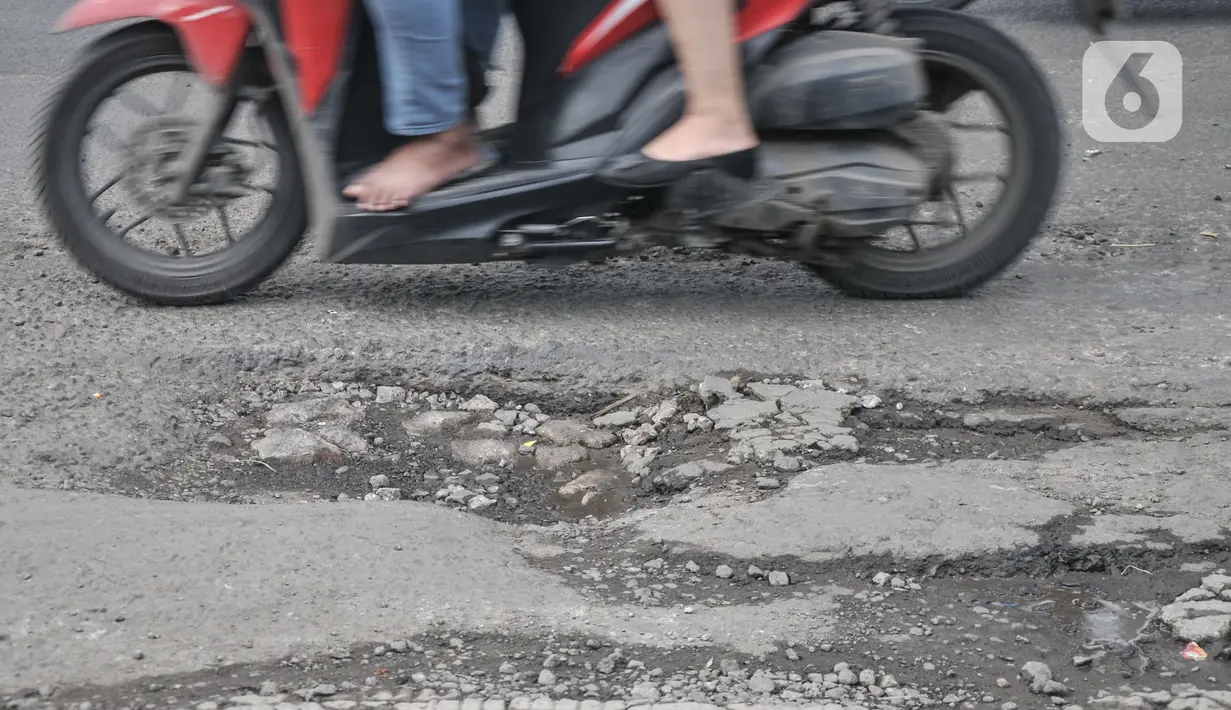 Kondisi jalan rusak dan berlubang di Jalan Raya Bekasi,  Cakung, Jakarta Timur, Selasa (14/3/2023). Minimnya perawatan menyebabkan kondisi Jalan Raya Bekasi arah Cakung ke Pulogebang rusak dan berlubang yang dapat membahayakan keselamatan pengendara, terlebih saat musim penghujan. (merdeka.com/Iqbal S Nugroho)