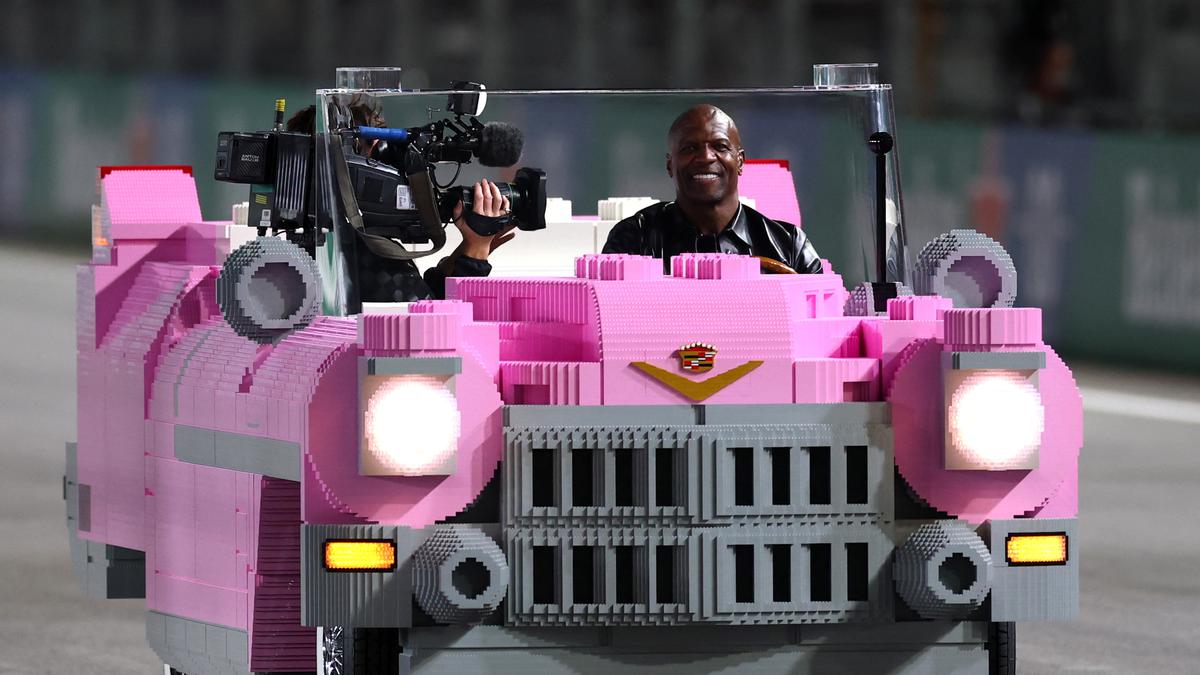 Menggemaskan! Tampilan Lego Cadillac Pink Ala Elvis Presley yang Curi Perhatian di F1 Las Vegas Grand Prix 2025