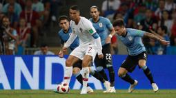 Cristiano Ronaldo berusaha melewati kawalan pemain Uruguay dalam pertandingan putaran 16 besar Piala Dunia di Stadion Fisht di Sochi pada 30 Juni 2018. (AFP/Adrian Dennis)