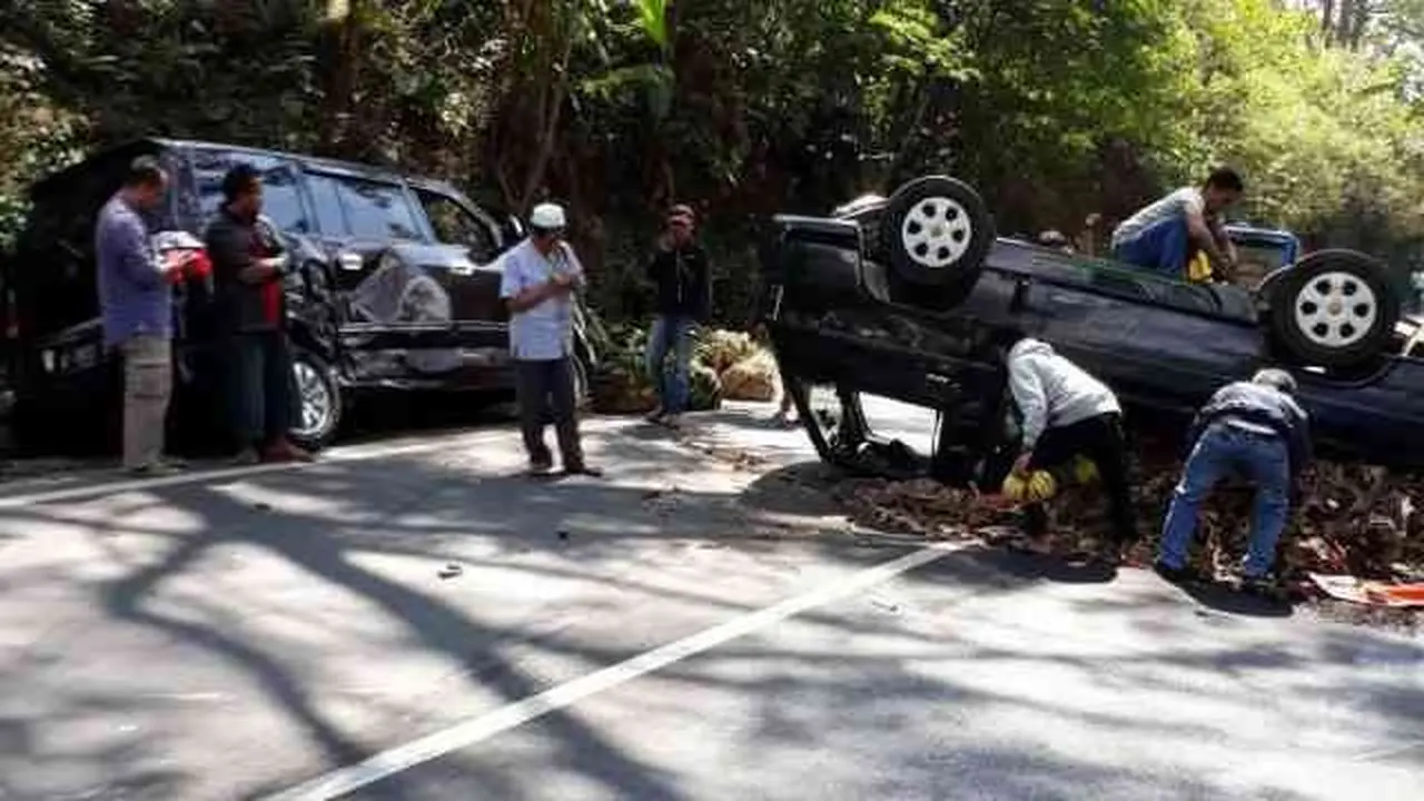 Video Kecelakaan Minibus dan Mobil Pikap di Jalan Raya Puncak Bogor