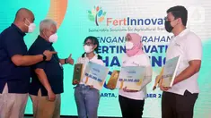 Direktur Transformasi Bisnis PT Pupuk Indonesia Panji Winanteya Ruky (kiri) didampingi Wakil Direktur Utama Nugroho Christijanto (kedua kanan) berbincang dengan para pemenang kompetisi riset pertanian Fertinnovation Challenge 2021 di Jakarta, Senin (20/12/3021). (Liputan6.com/HO/Rizki)