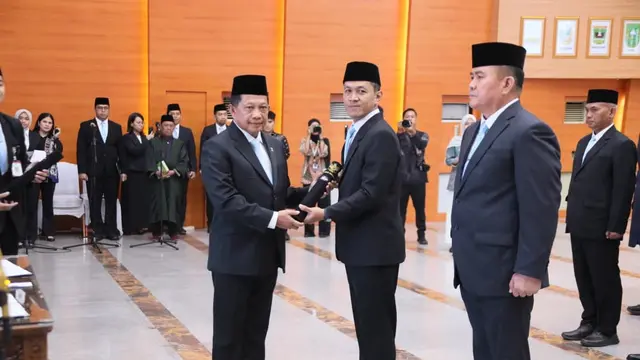 Mendagri Lantik Sejumlah Pejabat, Tegaskan Loyalitas Harus Sejalan dengan Prestasi