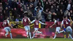 Pemain Burnley Connor Roberts (tengah) merayakan golnya ke gawang Southampton di depan para penggemar pada pertandingan Liga Inggris di Turf Moor, Burnley, Inggris, 21 April 2022. Burnley menang 2-0. (Oli SCARFF/AFP)