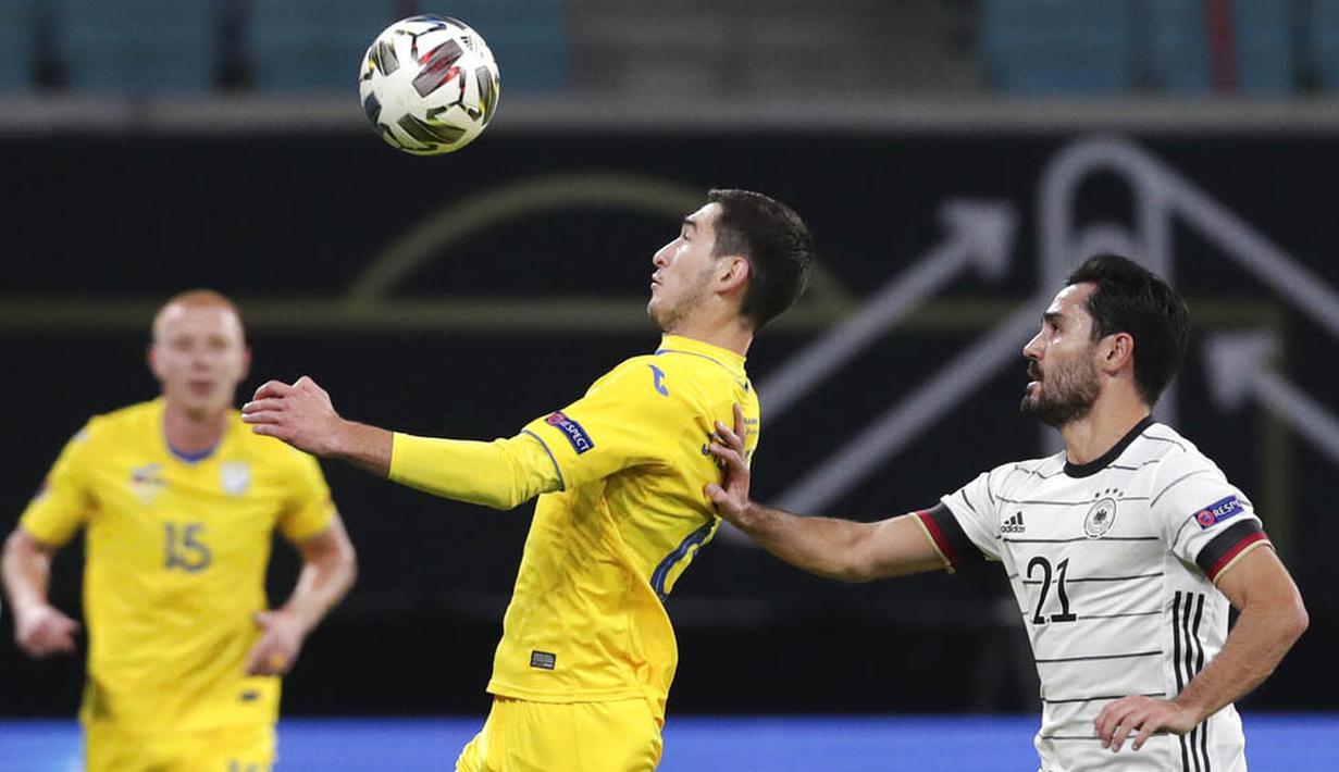 Pemain Ukraina, Taras Stepanenko, mengontrol bola saat melawan Jerman pada laga UEFA Nations League di Red Bull Arena, Minggu (15/11/2020). Jerman menang dengan skor 3-1. (AP/Michael Sohn)
