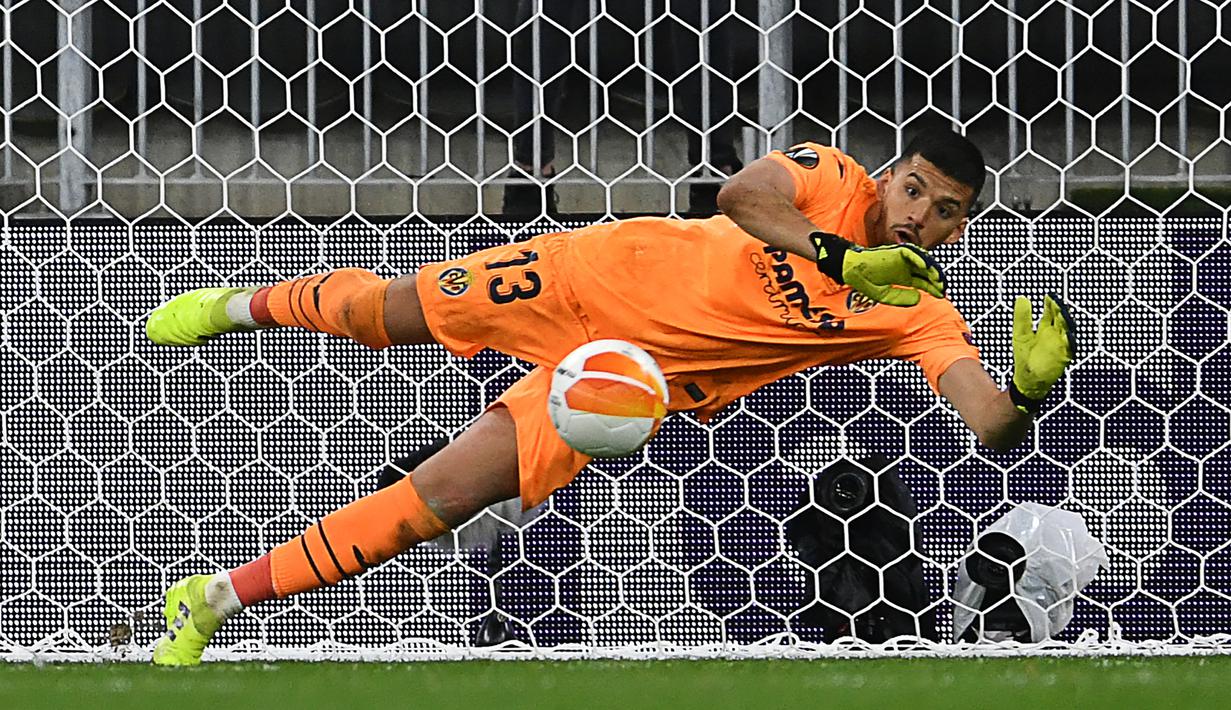 Geronimo Rulli. Kiper berusia 29 tahun ini kini menjalani musim ke-2 bersama Villarreal. Total tampil 48 laga di semua ajang dengan torehan 20 kali clean sheet dan kemasukan 45 gol. Bersama Timnas Argentina mengoleksi 2 caps, 2 kali clean sheet dan belum pernah kemasukan. (AFP/Pool/Adam Warzawa)
