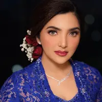 Rambutnya disanggul rendah dengan hiasan berupa bunga-bunga. (Instagram/ashanty_ash).