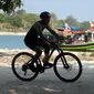 Peserta memacu sepeda ketika mengikuti Rhino Cross Triathlon 2018 di Kawasan KEK Tanjung Lesung, Pandeglang, Banten, Minggu (30/9). Rhino Cross Triathlon diikuti lebih dari 200 peserta dari dalam negeri dan manca negara. (Liputan6.com/HO/Nick Hanoatubun)