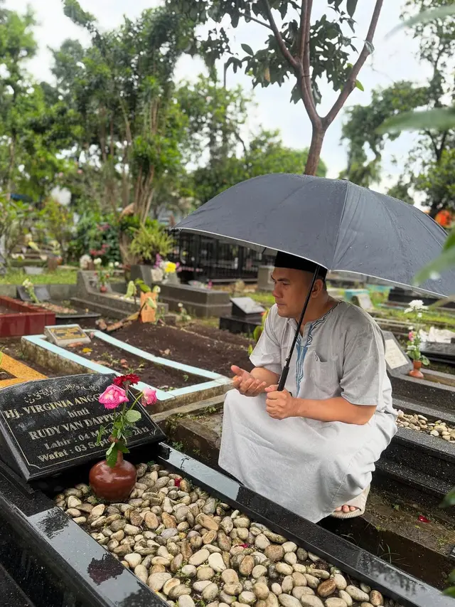 6 Potret Saipul Jamil Ziarah ke Makam Virginia Anggraeni, Sudah 14 Tahun Istri Berpulang