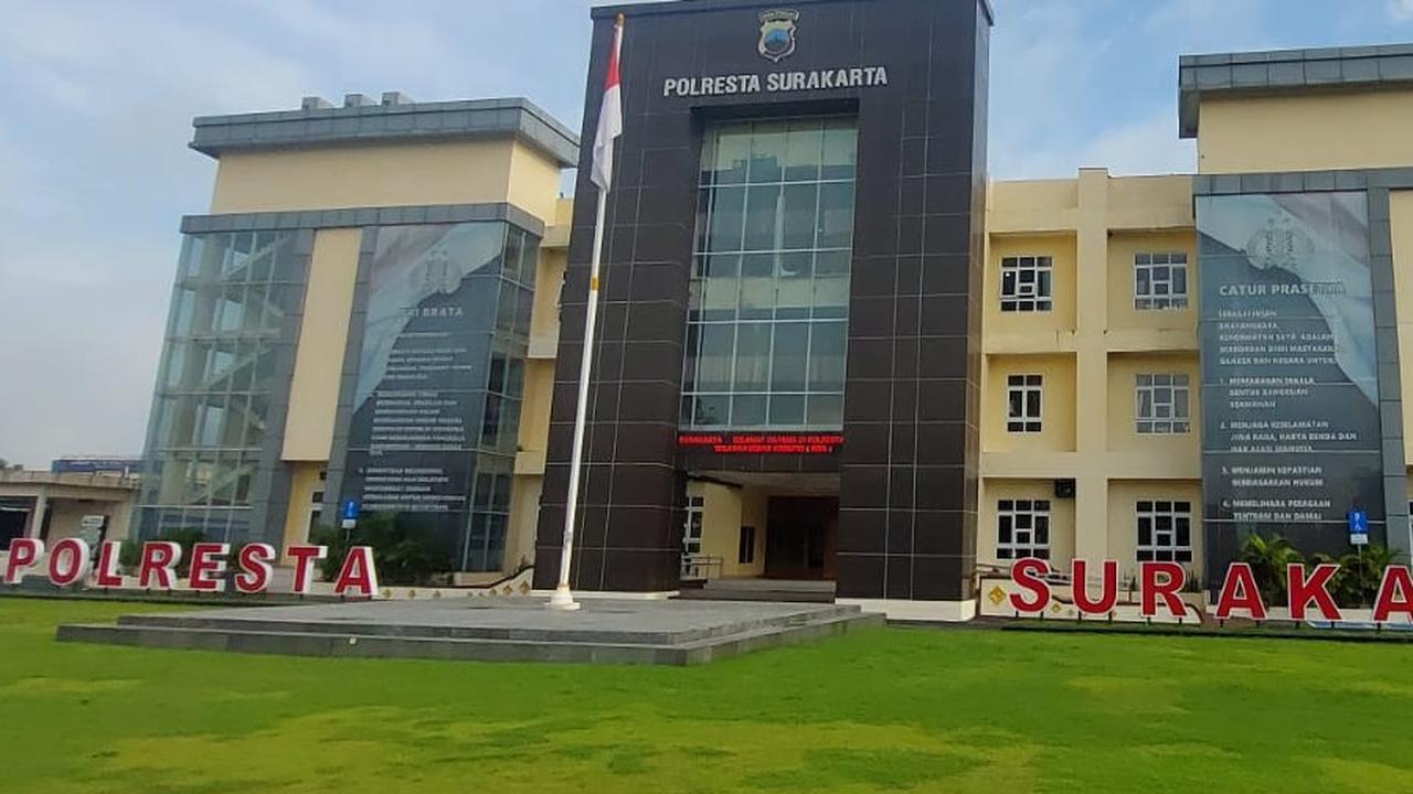 Poster Jokowi di Gedung Utama Mapolresta Surakarta