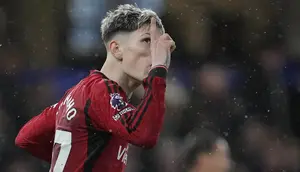 Selebrasi gelandang Manchester United, Alejandro Garnacho setelah mencetak gol pertama timnya ke gawang Chelsea pada laga pekan ke-31 Premier League 2023/2024 di Stamford Bridge, London, Kamis (4/4/2024). (AP Photo/Kin Cheung)