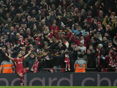 Pemain Liverpool, Mohamed Salah melakukan selebrasi setelah mencetak gol kedua timnya ke gawang Aston Villa pada laga lanjutan Liga Inggris 2024/2025 yang berlangsung di Anfield, Liverpool, Inggris, Minggu (10/11/2024) WIB. (AP Photo/Jon Super)