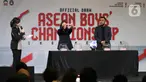 Anggota Exco PSSI Vivin Cahyani (tengah) saat melakukan pengundian atau pembagian grup untuk ajang Piala AFF U-16 dan Piala AFF U-19 di SCTV TOWER, Jakarta, Kamis (30/5/2024). (Liputan6.com/Herman Zakharia)