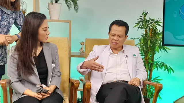 Dokter spesialis bedah onkologi konsultan Denni Joko Purwanto dari RS EMC Alam Sutera berbicara mengenai pentingnya semangat dari pasien kanker jalani pengobatan.
