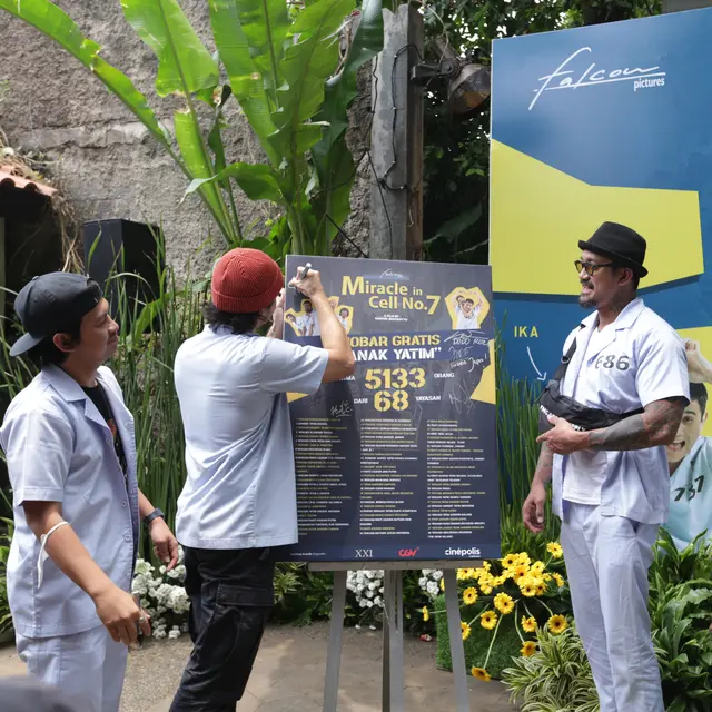 [Fimela] Miracle In Cell No 7 syukuran nobar bareng anak yatim