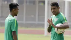 Pemain Timnas Indonesia, Beto Goncalves, berdiskusi dengan Muhammad Hargianto, usai latihan di Stadion Madya Senayan, Jakarta, Rabu (21/11). Latihan ini persiapan jelang laga Piala AFF 2018 melawan Filipina. (Bola.com/M. Iqbal Ichsan)