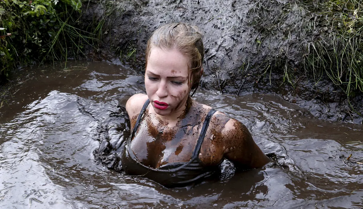 Seorang wanita saat mengikuti kompetisi lari ekstrim di Zhodino, Minsk timur, Belarus, 26 September 2015. (REUTERS/Vasily Fedosenko)