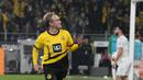 Pemain Borussia Dortmund, Julian Brandt, melakukan selebrasi setelah mencetak gol ke gawang Werder Bremen pada laga Bundesliga di Stadion Signal Iduna Park, Sabtu (21/10/2023). Gol semata wayang di laga tersebut dicetak oleh Julian Brandt. (AP Photo/Martin Meissner)