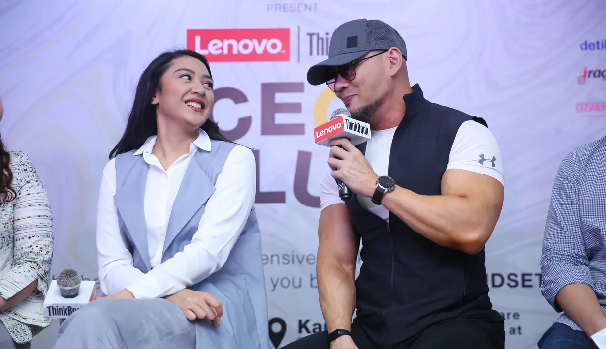 "Bagaimana bisa bertahan di sebuah situasi atau bagaimana caranya bisa standout di sebuah tempat. Kantor misalnya, dia (milenial) harus punya branding dan branding itu harus terus berubah. Saya akan mengajari cara membuat self branding biar stand out," ujar Deddy Corbuzier. (Adrian Putra/Fimela.com)