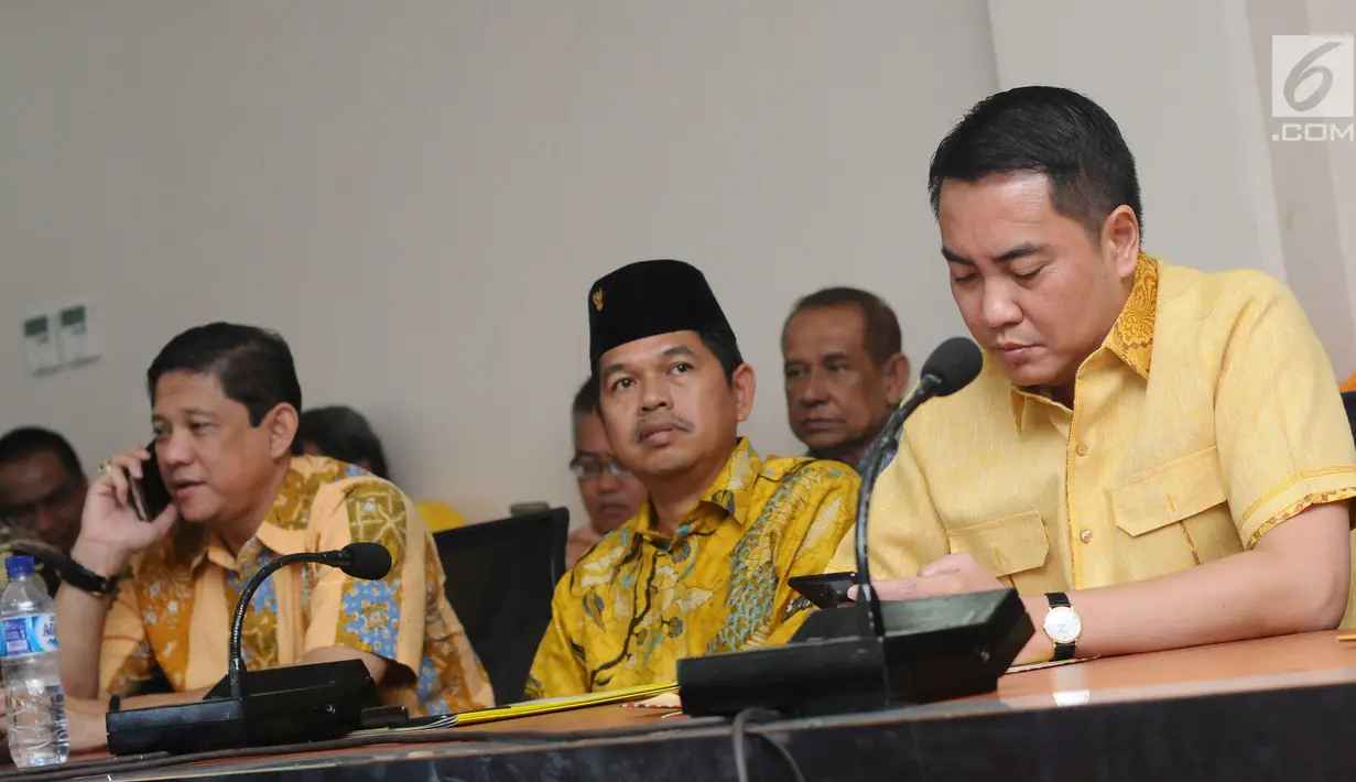 Ketua DPD I Partai Golkar Jabar, Dedi Mulyadi (tengah) bersama Ketua DPD DKI Jakarta, Fayakhun Andriadi (kanan) jelang menyerahkan surat permohonan pelaksanaan Munaslub di kantor DPP Partai Golkar, Jakarta, Rabu (6/12). (Liputan6.com/Helmi Fithriansyah)