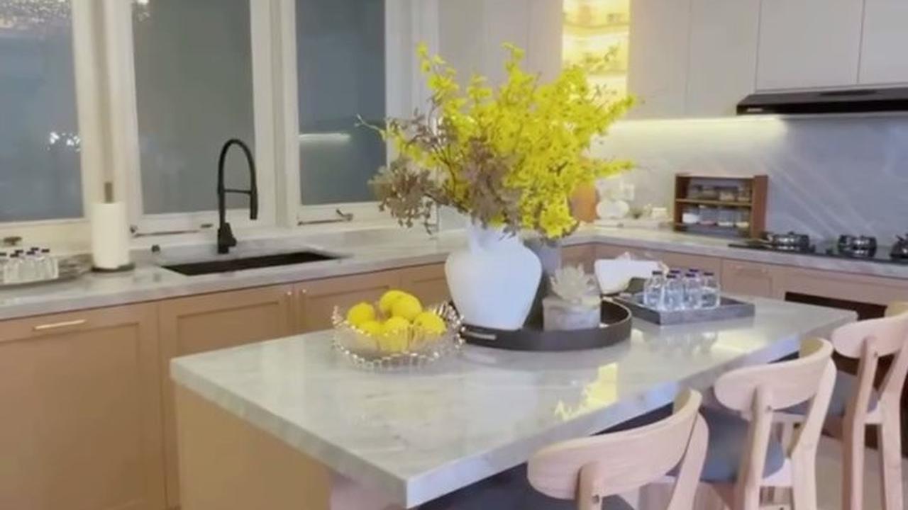 8 Potret Dapur Baru Olla Ramlan yang Elegan dan Cozy, Dilengkapi Chandelier yang Indah