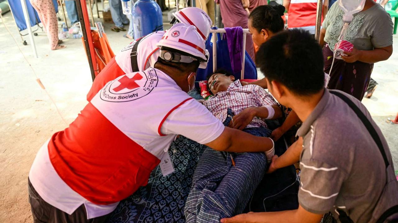 FOTO: 5 Hari Terkubur Reruntuhan Gempa Myanmar, Guru Ini Selamat Berkat Minum Air Kencing Sendiri