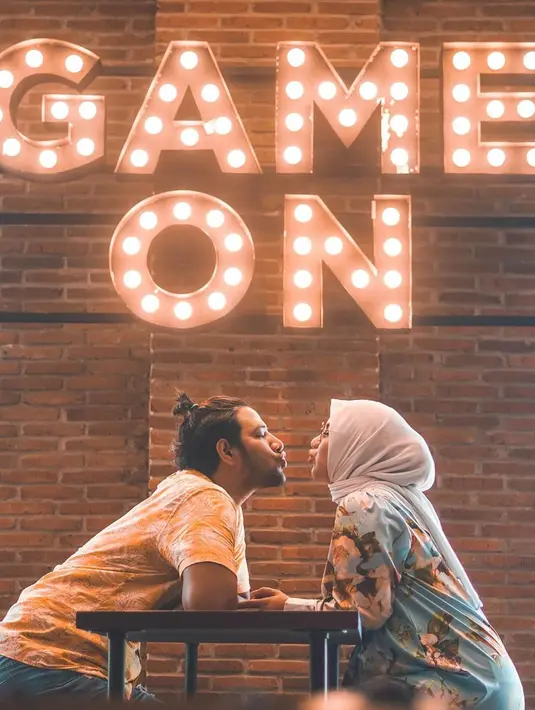 “Aku suka Jalaludin Rumi karena syairnya bagus, kami berharap dia jadi filosof bagaimana dia bisa mencinta sang pencipta dan manusia. Punya jiwa lembut dan bijaksana. Kalau dari bahasa Sansekerta Rumi itu artinya tampan, biar kayak bapaknya," pungkas Ammar Zoni. (Instagram/ammarzoni)