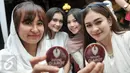 Dua orang wanita menunjukkan pin saat Deklarasi Relawan Dulure Djarot di Jakarta, Rabu (5/10). Relawan Dulure Djarot berasal dari berbagai macam latar belakang profesi. (Liputan6.com/Yoppy Renato)