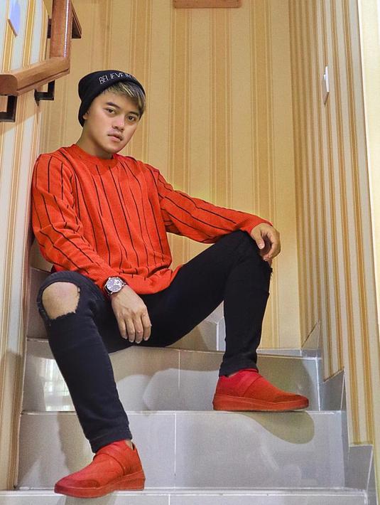 Pelantun lagu Jejak Cinta ini jga menggunakan bonnie atau kupluk. Topi bonnie memang cocok untuk gaya santai. Meski terlihat sederhana, namun gaya pria 29 tahun ini terlihat stunning.  (Liputan6.com/IG/@da2_danang)