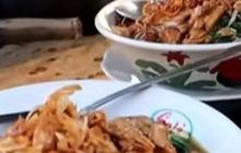Murah Meriah dan Bikin Ngiler Mi Kangkung Bumbunya Kental, Hanya Rp20 Ribu Per Porsi 'Halal