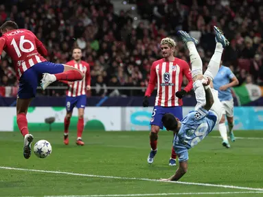 Gelandang Lazio #20 Mattia Zaccagni bersaing dengan bek Atletico Madrid #16 Nahuel Molina pada matchday 6 Grup E Liga Champions 2023/2024 di Metropolitano Stadium, Kamis (14/12/2023) dini hari WIB. (Thomas COEX / AFP)