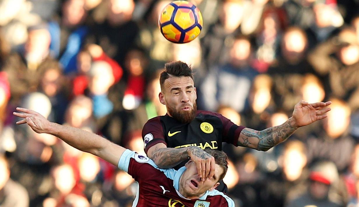 Pemain Manchester City, Nicolas Otamendi, berduel dengan pemain Burnley, Sam Vokes, dalam laga Premier League di Stadion Turf Moor, Sabtu (26/11/2016). (Reuters/Andrew Yates)
