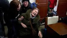 Ibu dari korban pasawat Malaysia Airlines MH370, Wang Yulian menangis histeris sebelum bertemu dengan pejabat maskapai tersebut di Beijing, China (18/1). Mereka meluapkan kesedihan dan kekecewaannya. (AP Photo/Ng Han Guan)