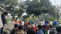 Massa pendemo RUU Cipta Kerja berkumpul di Patung Kuda, Jakarta. (Liputan6.com/Ady Anugrahadi)