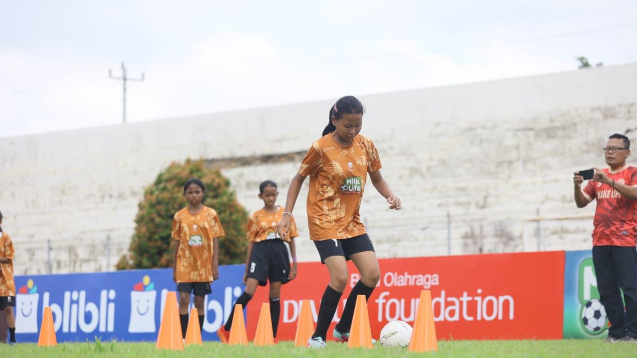 Aksi cemerlang pesepakbola wanita KU 12 di Milf Life Soccer Challenge Semarang. (Foto: Liputan6.com/ Felek Wahyu)