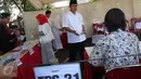 Calon Walikota Tangerang Selatan nomor urut 2 Arsid beserta istri saat tiba di TPS 31 Kelurahan Pondok Benda, Tangsel, Rabu (9/12). Calon Walikota Tangerang Selatan ini merupakan pemilih perdana pada TPS tersebut. (Liputan6.com/Fery Pradolo)
