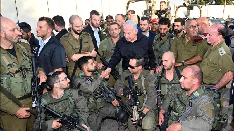 PM Israel Benjamin Netanyahu bersama para tentara Israel.
